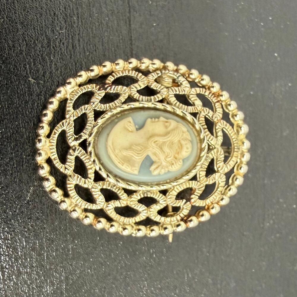 VINTAGE SARAH COVENTRY BLUE BACKGROUND LEFT CAMEO PIN BROOCH PENDANT GOLD TONE
